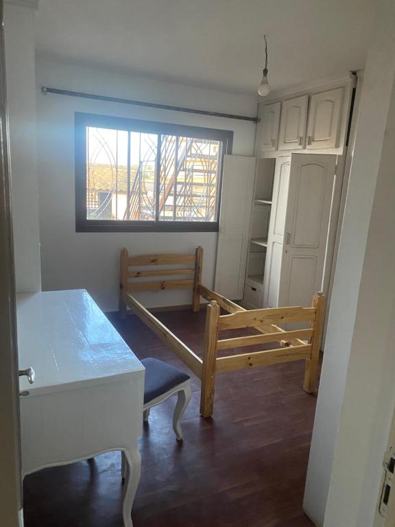 een kamer met een stapelbed en een raam bij 米帝亚 in Mandriankeniheny