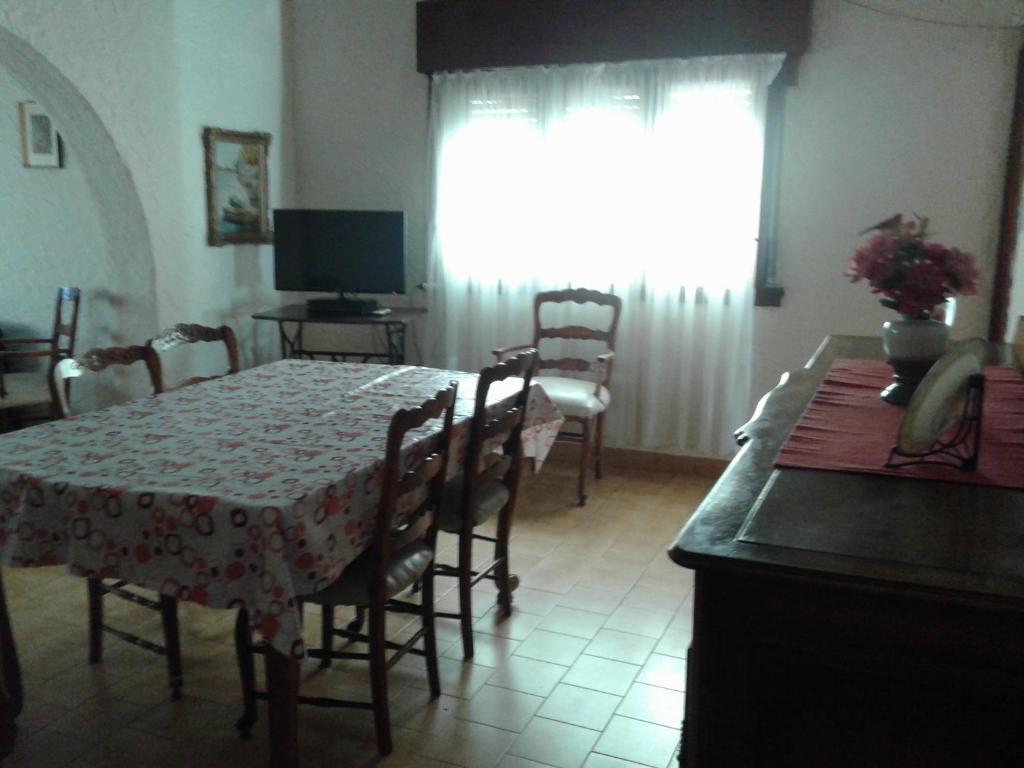 a dining room with a table and chairs and a window at Chalet céntrico super cómodo in Miramar