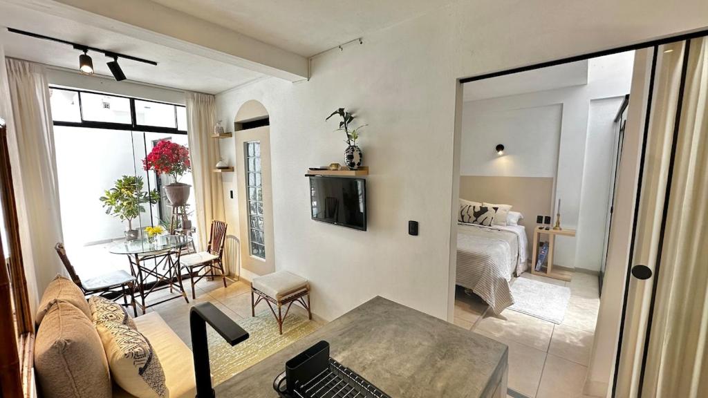 un salon avec un canapé et une table dans l'établissement Luxury mini, beautiful tip, à Punta Hermosa