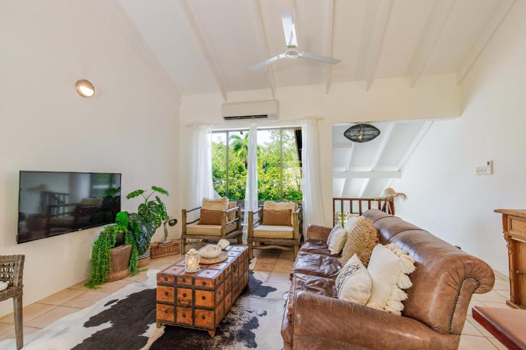 Χώρος καθιστικού στο Treescape Hideaway Port Douglas - Near the beach