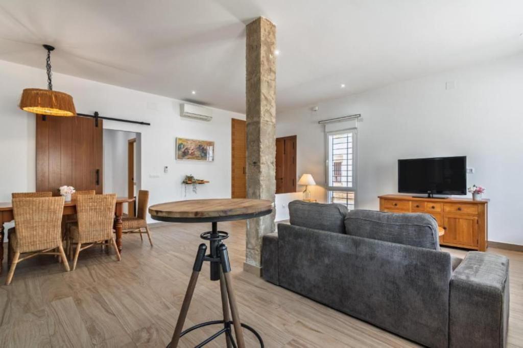 un salon avec un canapé et une table dans l'établissement Villa Isla del Moral, à Punta del moral