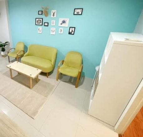 una sala d'attesa con due sedie e un tavolo di อุดมสุข BTS udomsuk a Bang Na