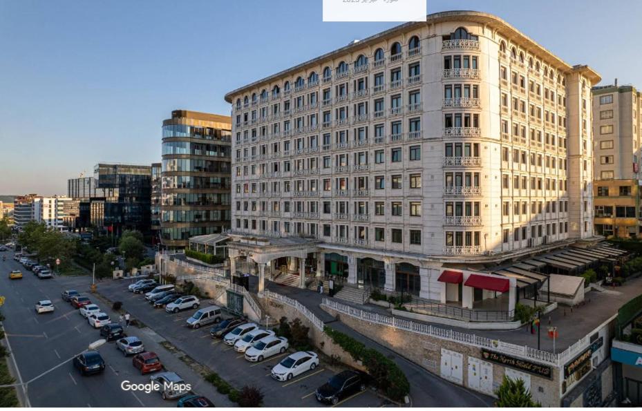 un grande edificio con auto parcheggiate in un parcheggio di Paradise 7Palace a Istanbul