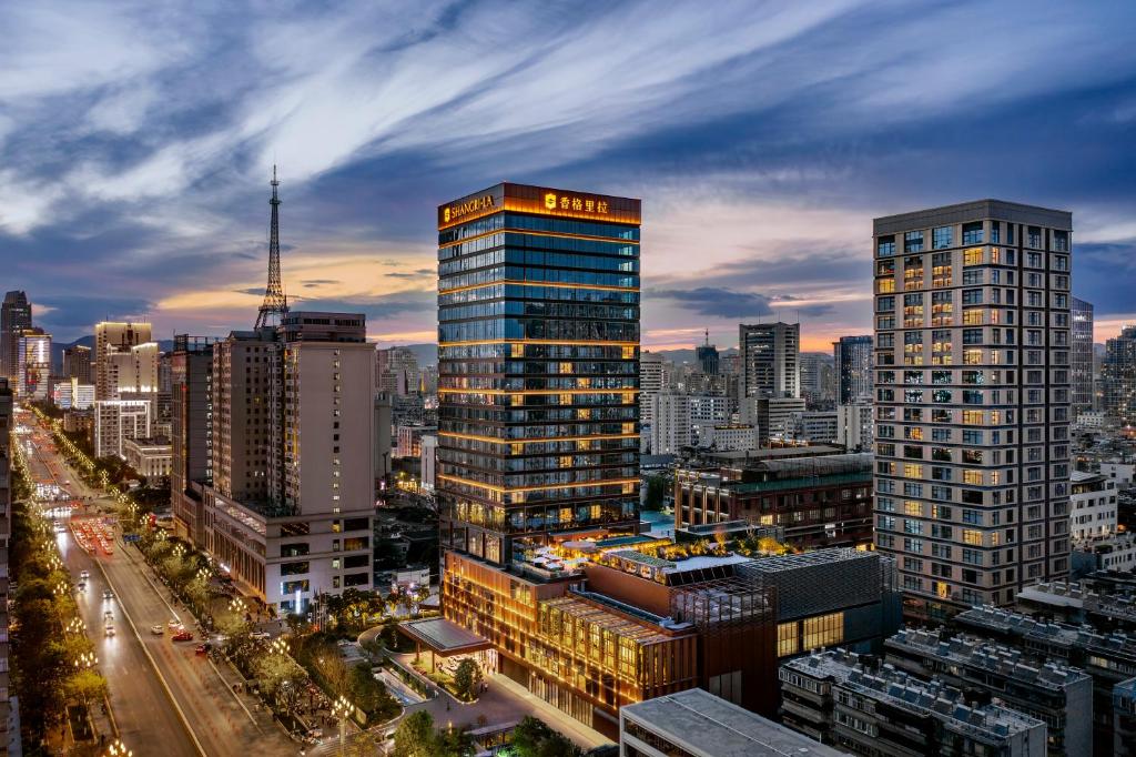 Blick auf die Skyline der Stadt mit hohen Gebäuden in der Unterkunft Shangri-La Kunming in Kunming