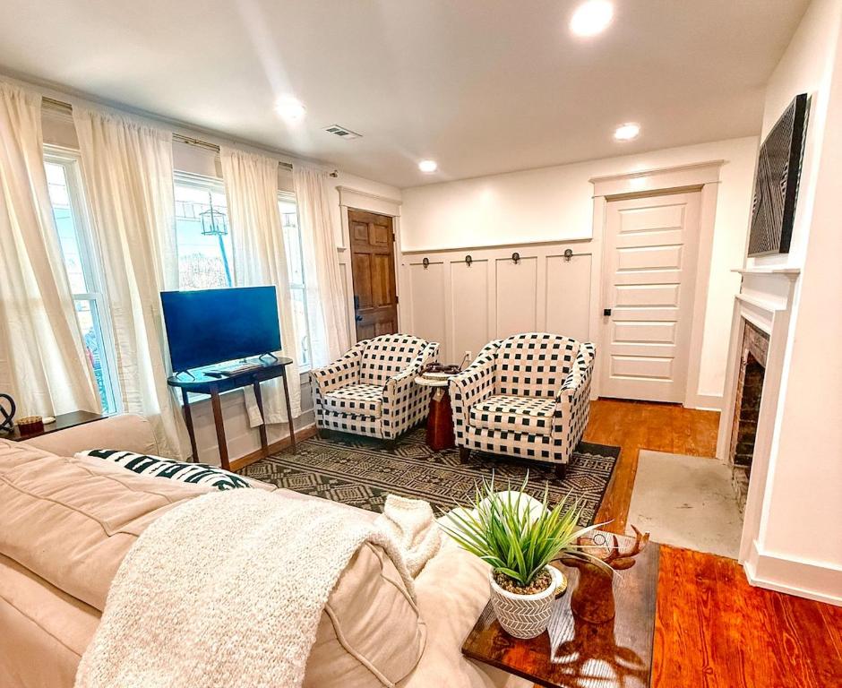 een woonkamer met een bank en twee stoelen bij Cozy 3BR Cottage with Firepit Sleeps 10 Close to Lake Fun in Scottsboro