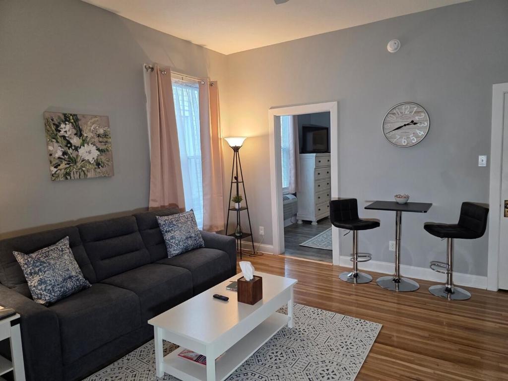 Гостиная зона в Relaxing Downtown 1 Bed, Dog Friendly Apartment with Deck, Dog Exercise Area