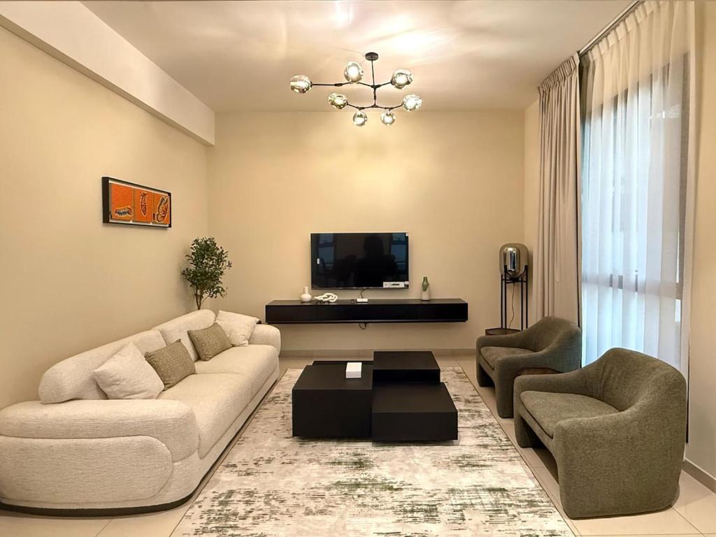 Μια τηλεόραση ή/και κέντρο ψυχαγωγίας στο CubixArt Villa 3BR - Large Backyard for events