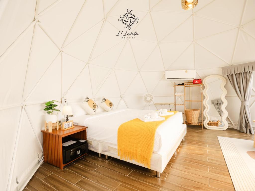 una camera con letto in una stanza triangolare di L1 Lanta Resort a Ko Lanta