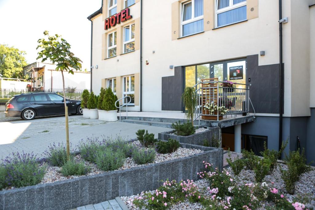 The facade or entrance of Hotel Sokołowska Airport Modlin