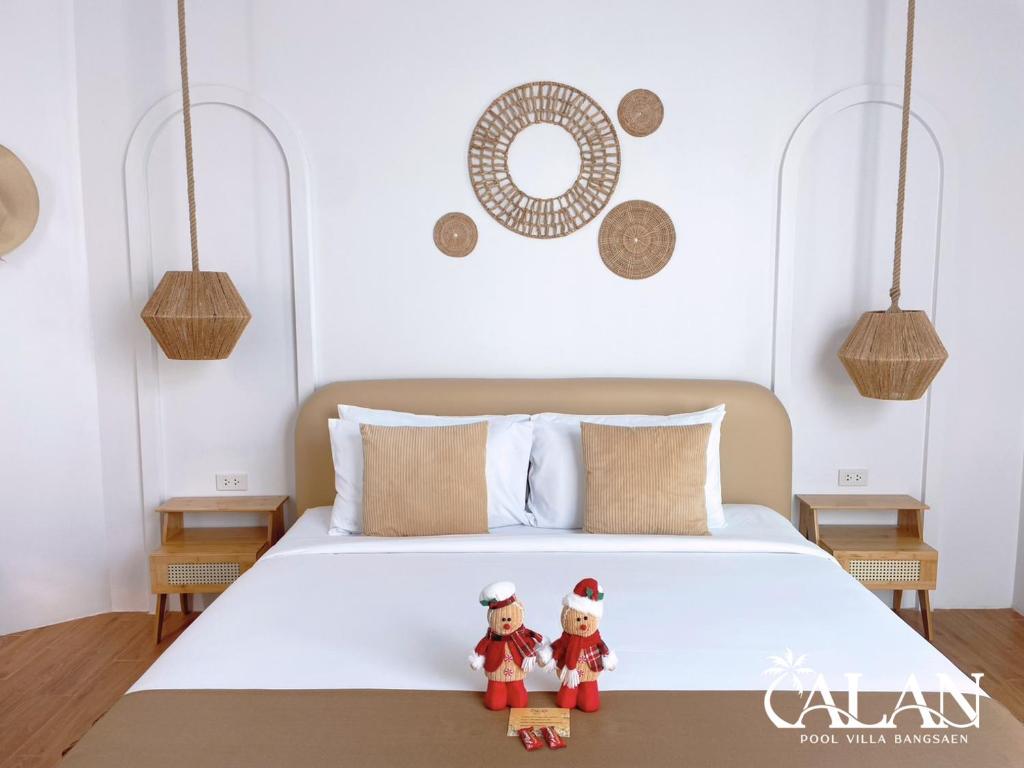 Кровать или кровати в номере ALAN Pool Villa Bangsaen อารัญ พูลวิลล่า บางแสน