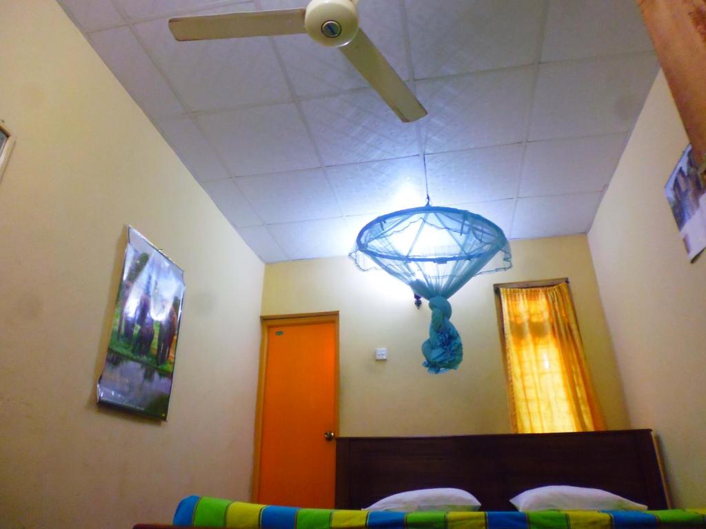 TV a/nebo společenská místnost v ubytování The Nilmini Lodge