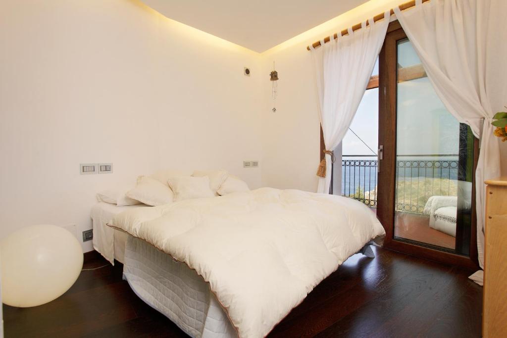 A bed or beds in a room at Cottage on the Beach