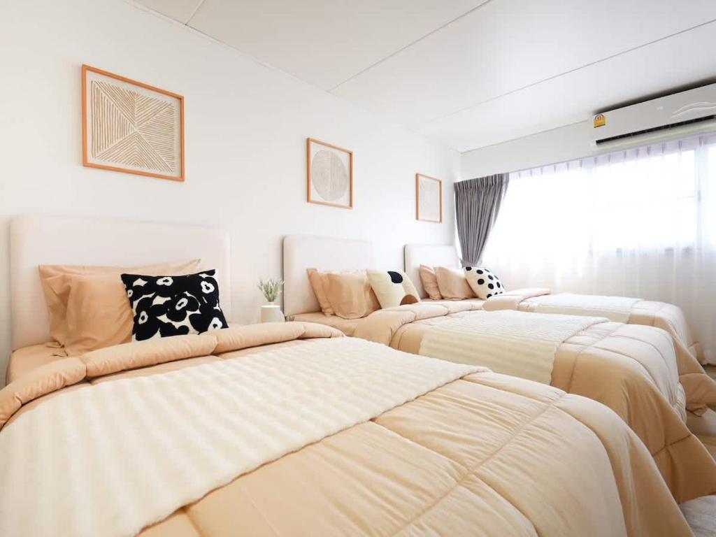 En eller flere senge i et værelse på 3 Beds,WiFi,Washing Machine,IMPACT Arena at T9