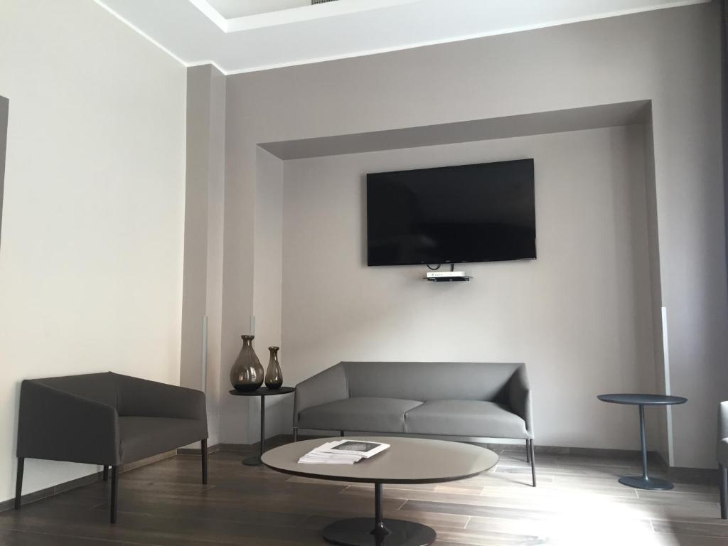 Televízia a/alebo spoločenská miestnosť v ubytovaní Mokinba Hotels Baviera