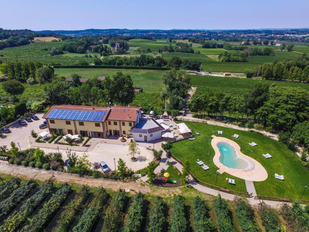 uma vista aérea de uma propriedade com uma piscina e uma casa em Agriturismo B&B Corte Tonolli em Valeggio sul Mincio