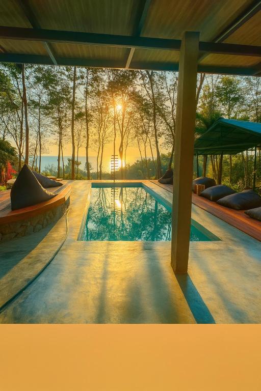 Ban Map KhangkhaoDrifters Anchor的一座享有日落美景的游泳池