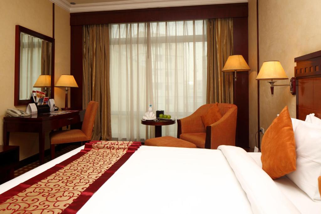 Ramada by Wyndham Hotel Riyadh - King Room With City View - Mobility Accessible