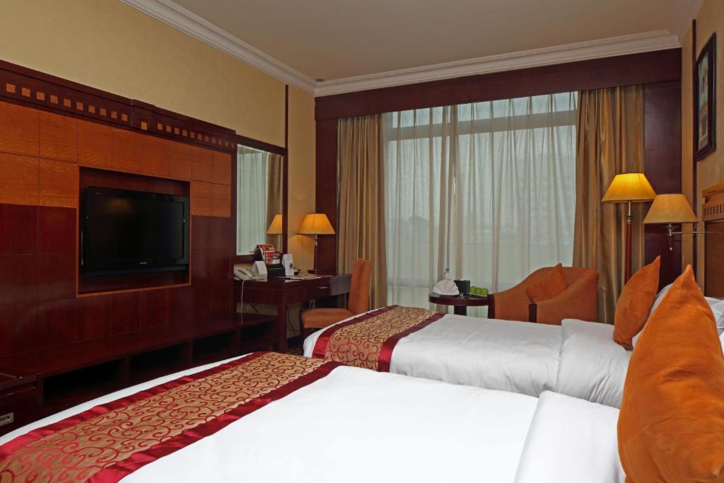 Ramada by Wyndham Hotel Riyadh - Twin Room With City View - Smoking