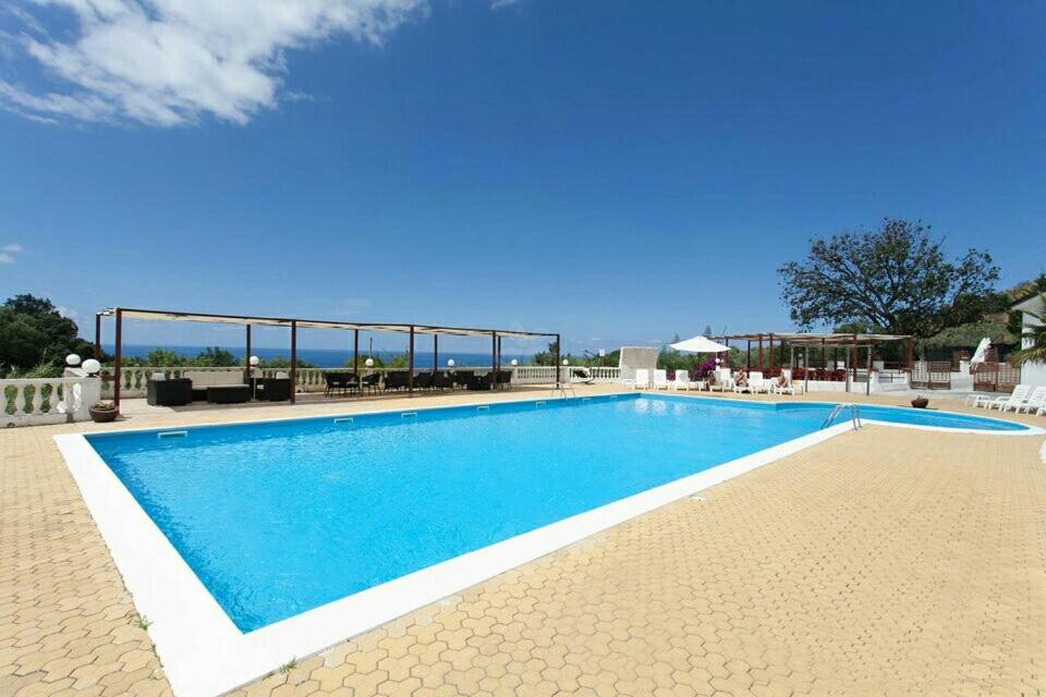 Bazén v ubytování Hotel Diamond Residence nebo v jeho okolí