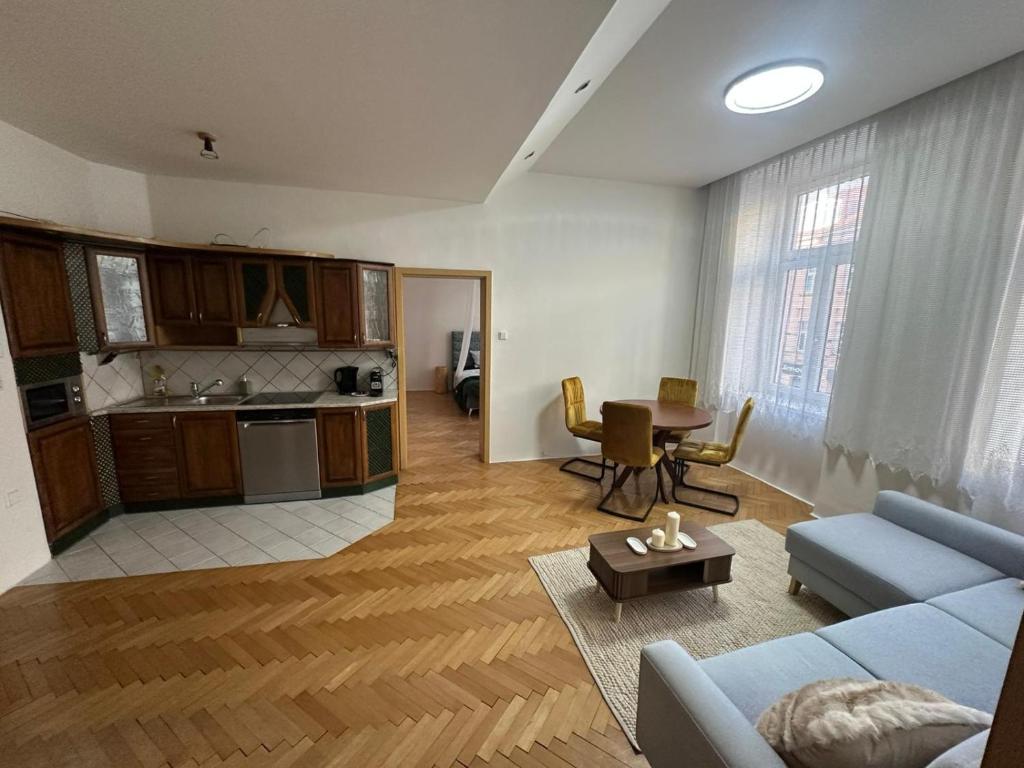 布尔诺Lounge Piano Apartment的客厅里有一张沙发和一张桌子。