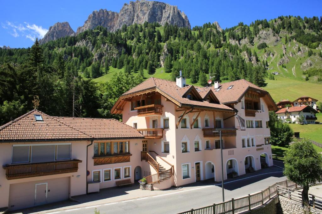 Nespecifikovaný výhled na hory nebo výhled na hory při pohledu z aparthotelu