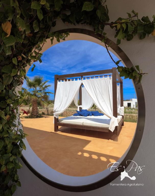 A bed or beds in a room at Es Pas Formentera Agroturismo