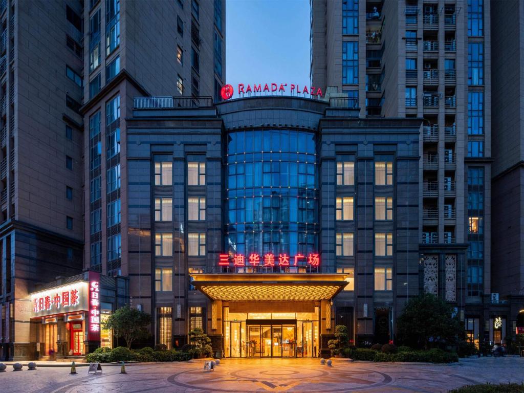 ein Gebäude mit einem Schild darauf in der Unterkunft Ramada Plaza By Wyndham Fuzhou South in Fuzhou