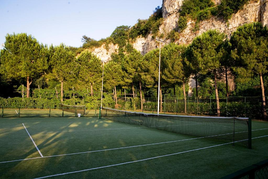 Tenis alebo squash v ubytovaní Residence Le Axidie alebo jeho okolí