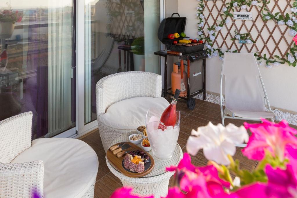 Posezení v ubytování Marsascala 2 Bedroom Apartment close to Beach! HPI 6768