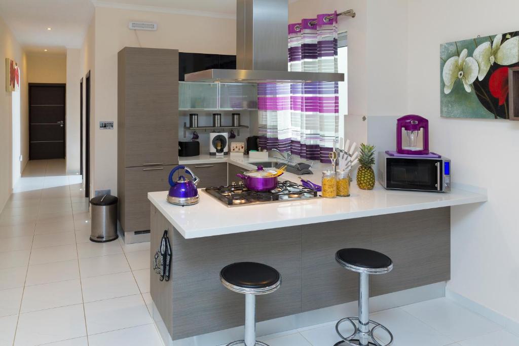 Kuchyň nebo kuchyňský kout v ubytování Marsascala 2 Bedroom Apartment close to Beach! HPI 6768