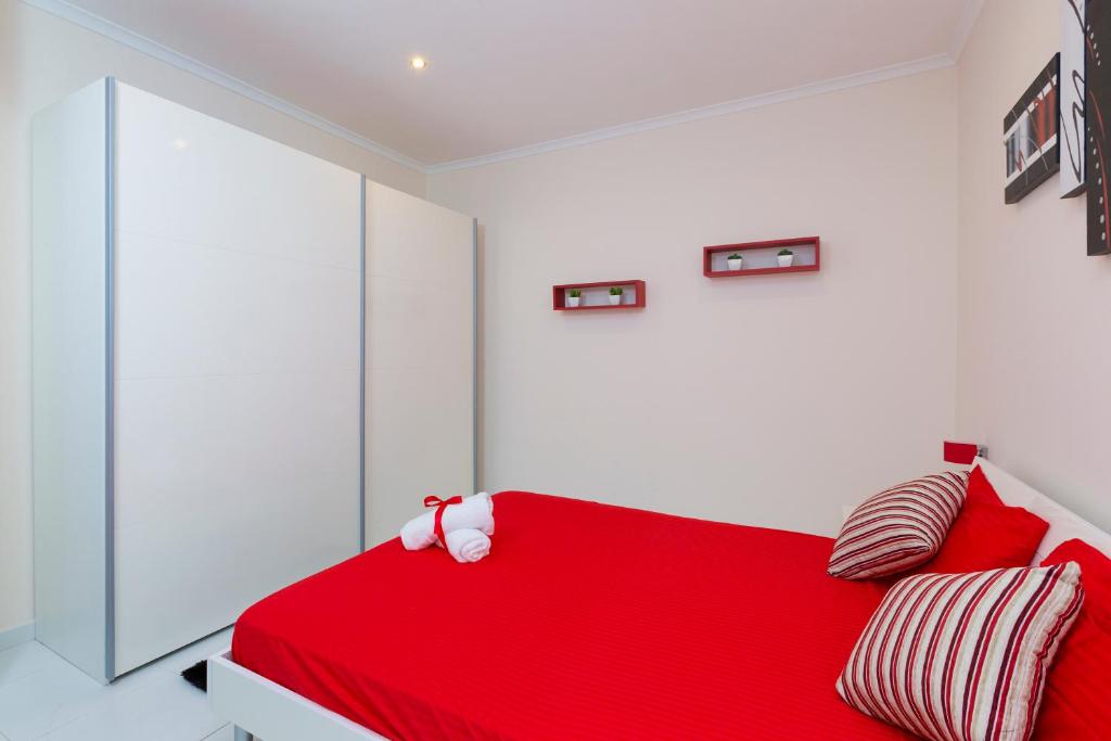 Postel nebo postele na pokoji v ubytování Marsascala 2 Bedroom Apartment close to Beach! HPI 6768