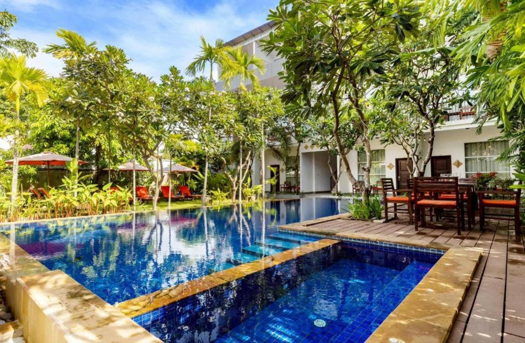 Angkor Serenity Hotel Siem Reap في سيام ريب: صورة مسبح في فيلا