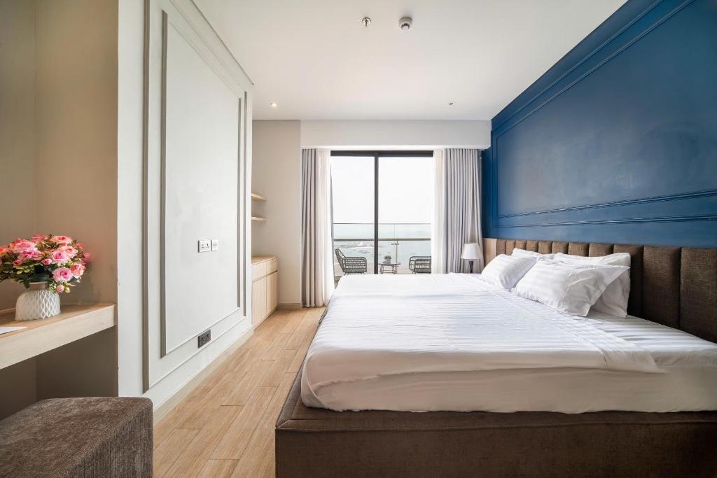 Coastal Charm Seafront Oceanview Apartment - 14