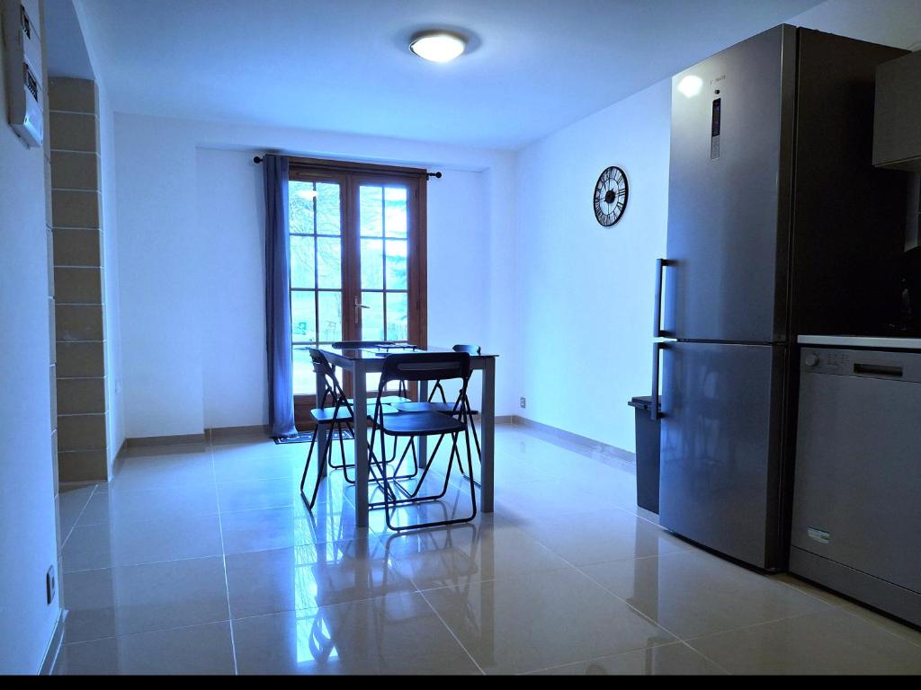 A kitchen or kitchenette at Appartement Villeneuve