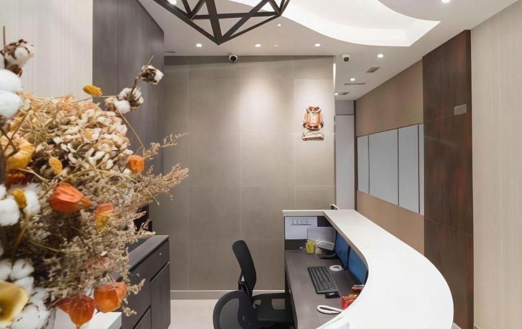 ein Büro mit einem Schreibtisch mit einem Computer in der Unterkunft Metroplace Olympic in Hongkong