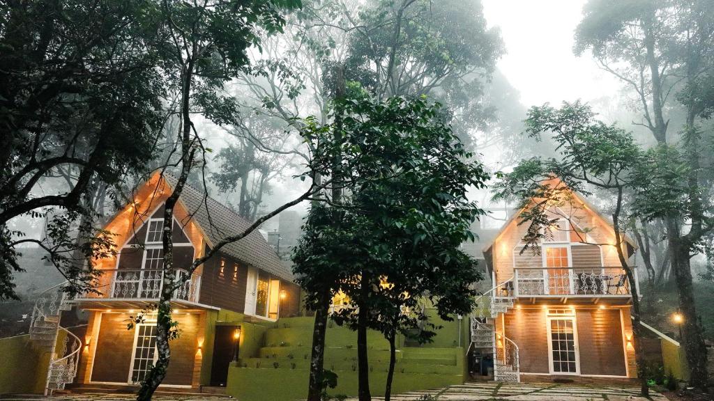 een huis midden in een bos bij Kings Holidays Munnar in Ūdumbanshola