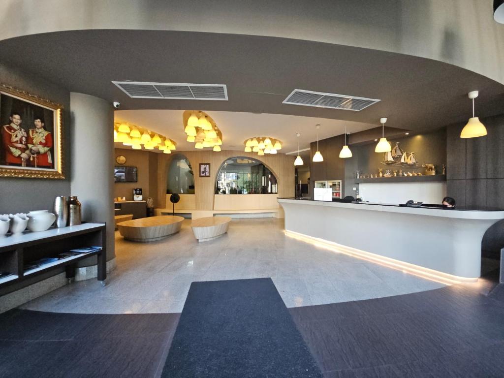 um átrio com um bar e uma sala de espera em I Pavilion Hotel Phuket em Cidade Phuket
