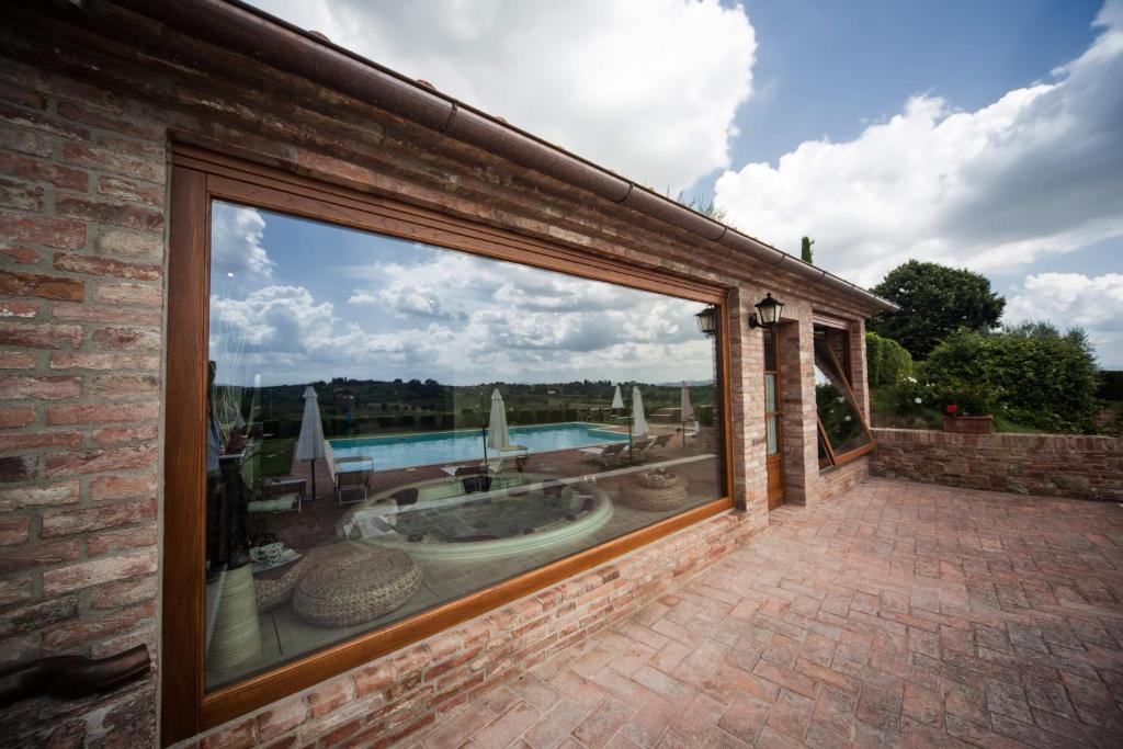 Bazén v ubytování Agriturismo Sanguineto nebo v jeho okolí