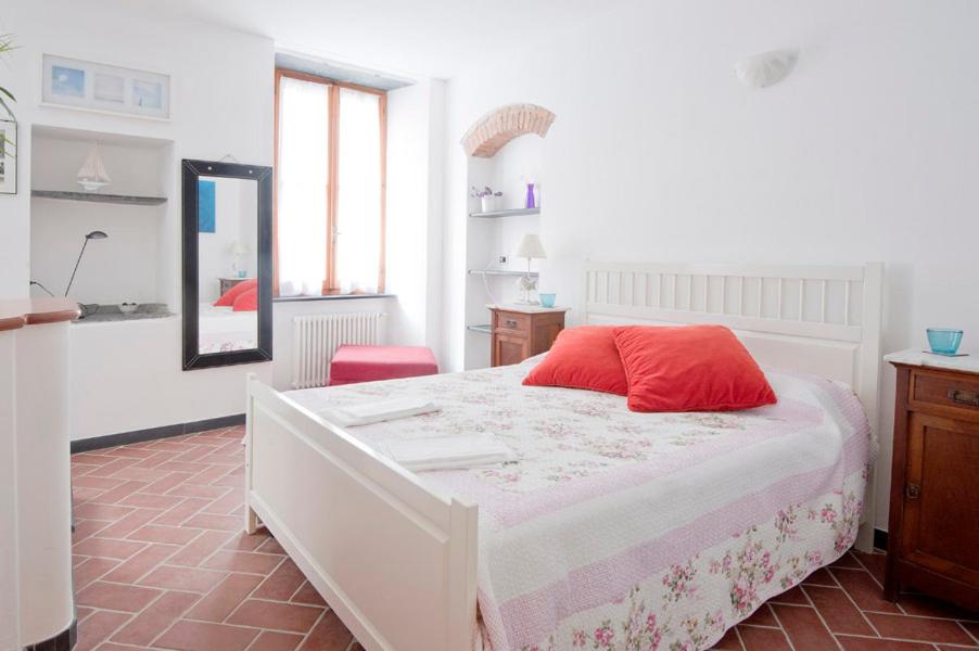 ヴェルナッツァにあるVittoria Roomsの白いベッドルーム(ベッド1台、鏡付)