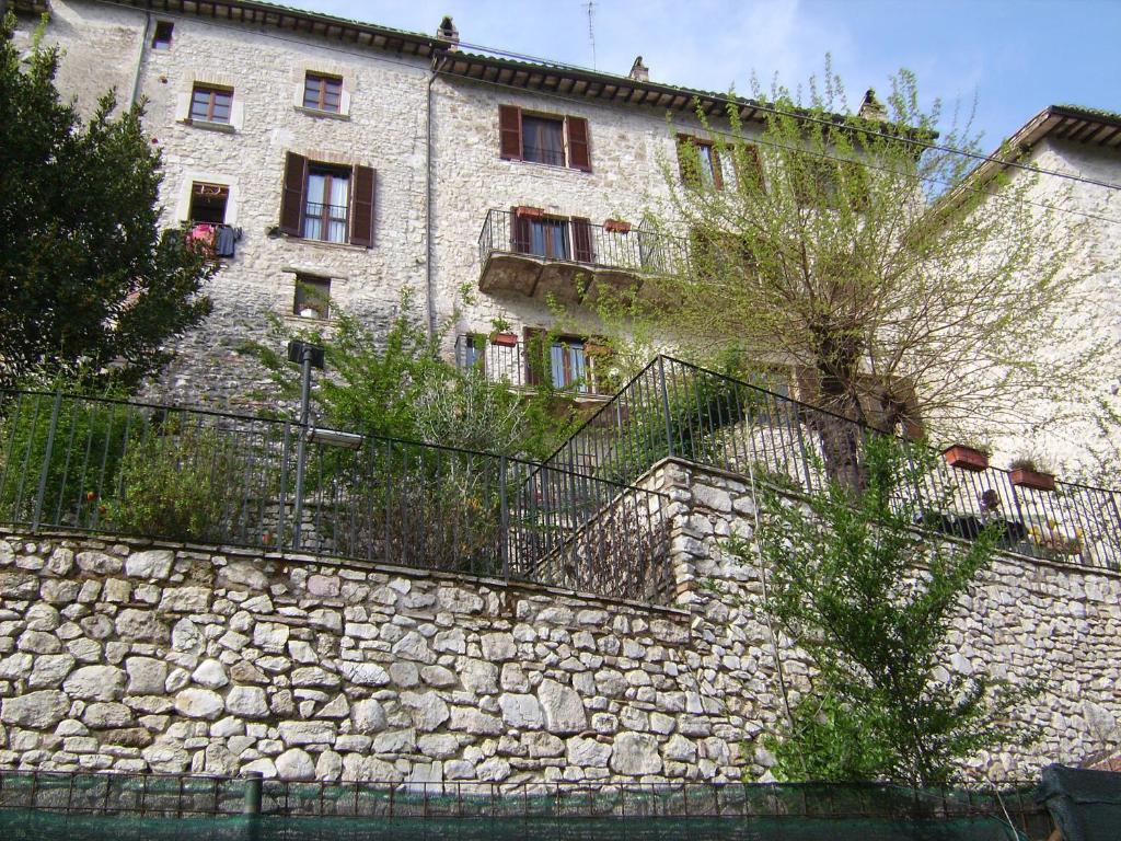 ArroneにあるIl Castello sul Lagoの石壁・階段の古い石造りの建物