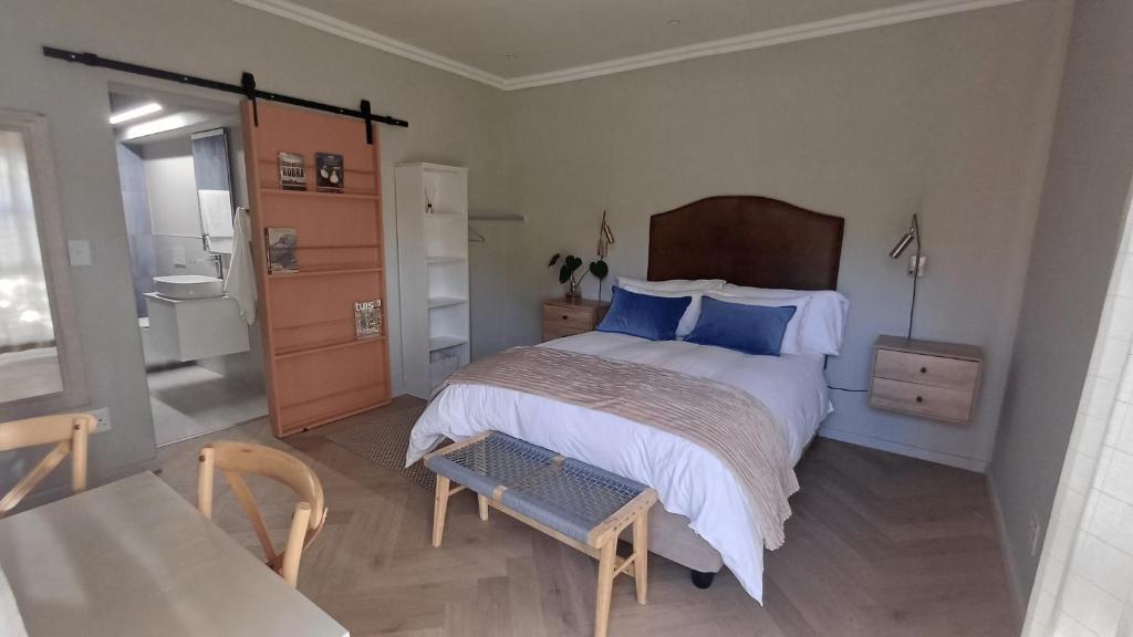 塞雷斯Cul-de-Sac的一间卧室配有一张蓝色枕头的床和一间浴室