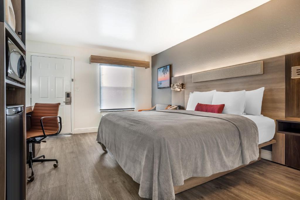 Ένα ή περισσότερα κρεβάτια σε δωμάτιο στο Key West Inn - Fairhope