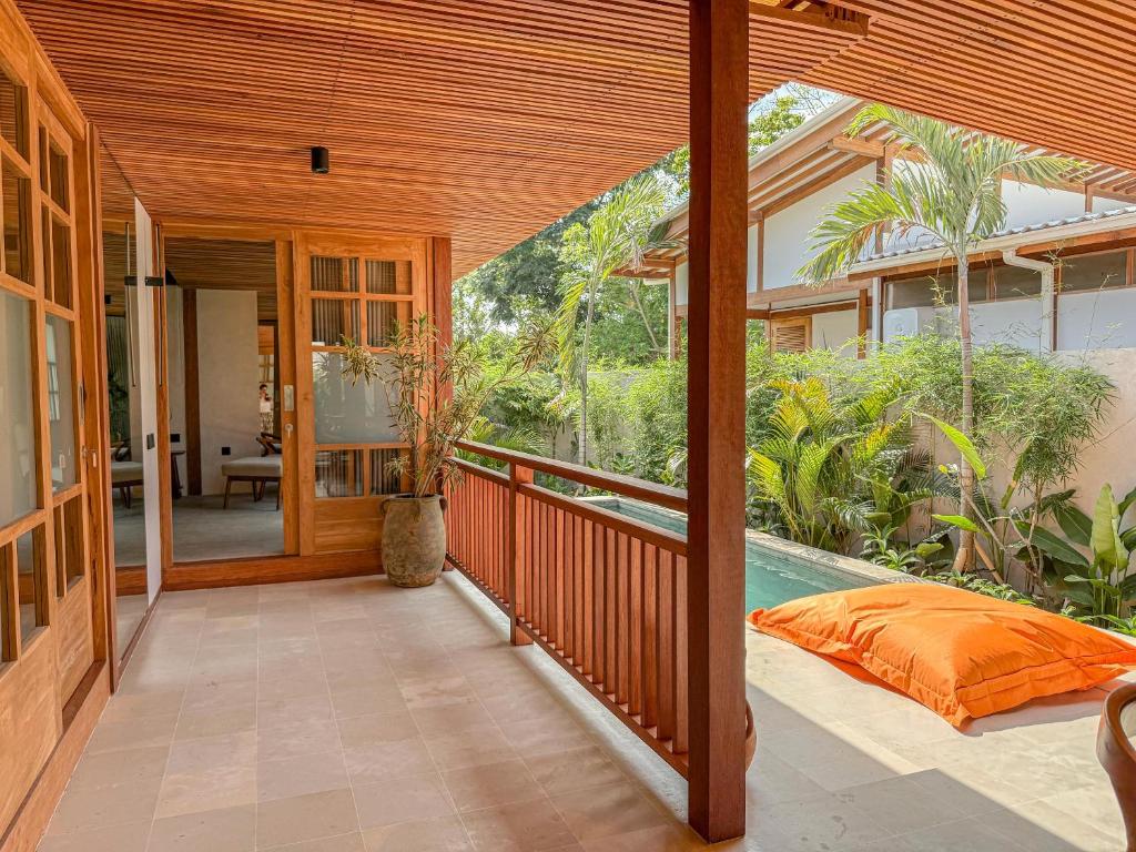 Japanese Villa في كوتا لومبوك: اطلالة خارجية على منزل مع شرفة