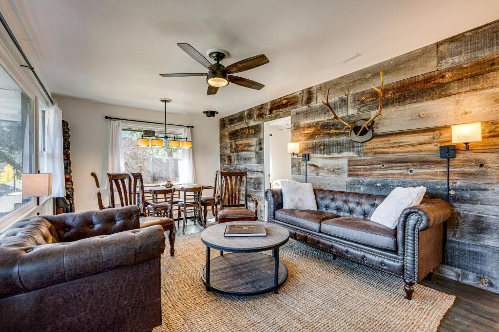 Χώρος καθιστικού στο Mtn-View Retreat with Deck and Hot Tub in Estes Park!