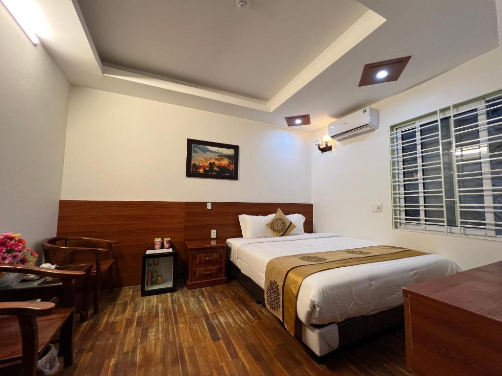 Ένα ή περισσότερα κρεβάτια σε δωμάτιο στο Long Anh Hotel