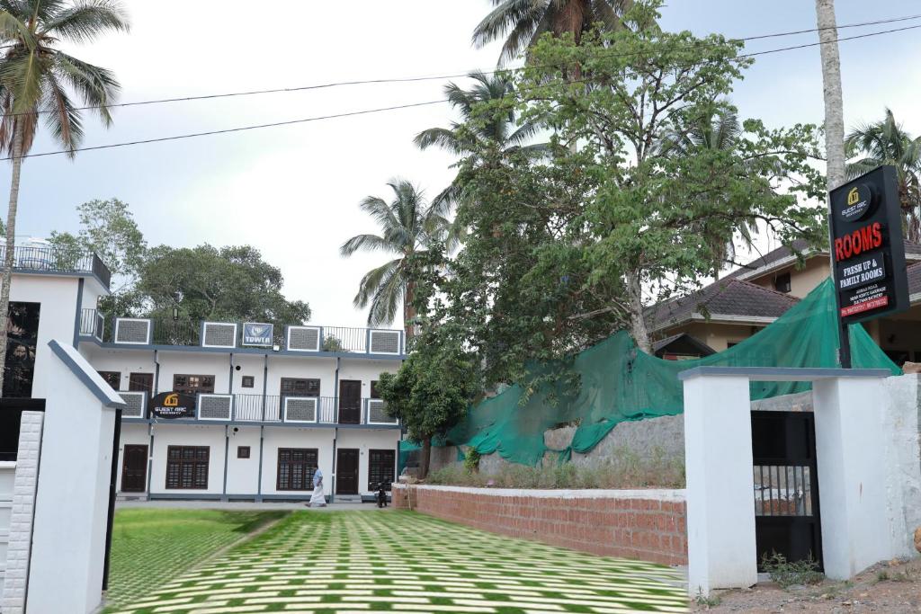 una vista exterior de un edificio en Guest arc residency, en Sultan Bathery