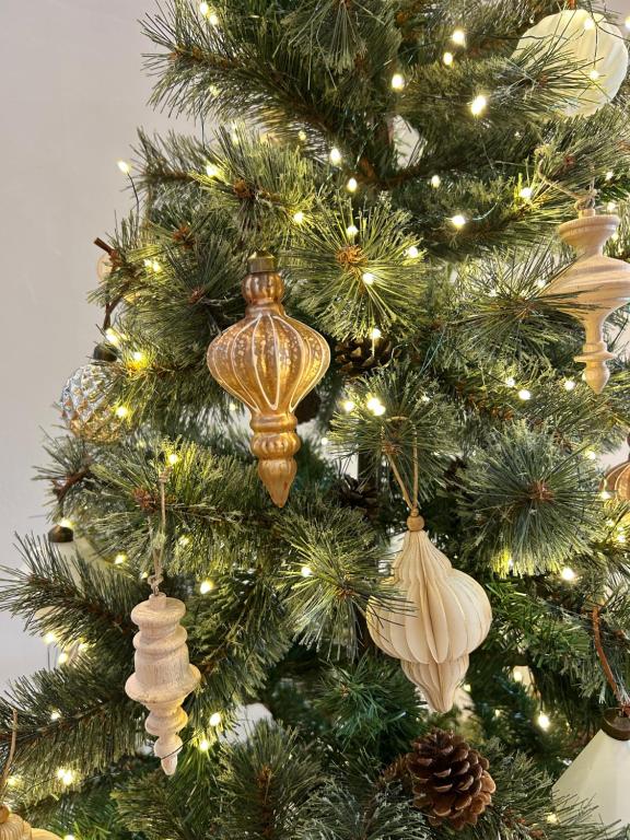 小豆岛Private luxury villa with ocean view Shodoshima的圣诞树上饰有圣诞饰物的圣诞树