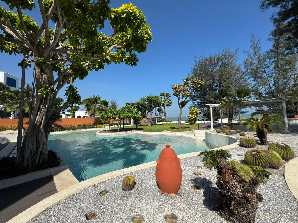 Bazén v ubytování Hua Hin Beach Front Condo - Med style Suite Room nebo v jeho okolí