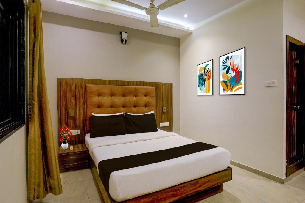 a bedroom with a large bed in a room at Super Townhouse Andheri Sakinaka Metro Formerly Hotel Amour in Mumbai