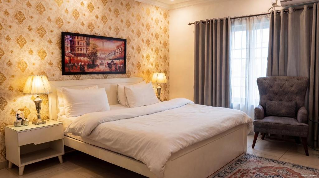 Ένα ή περισσότερα κρεβάτια σε δωμάτιο στο Bahria Luxe Residence Phase 5